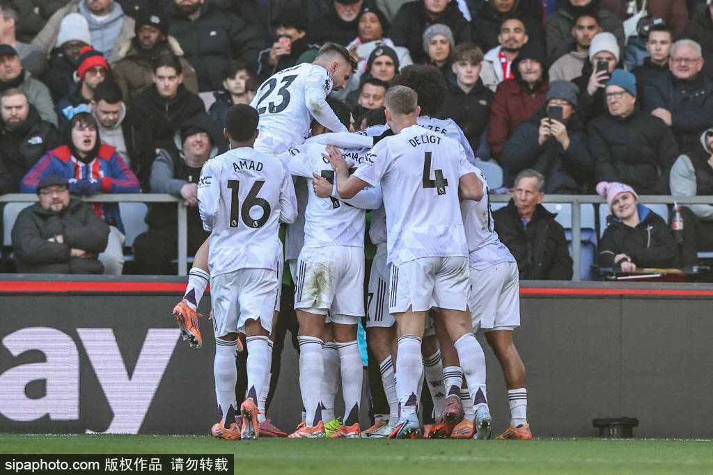 连续两赛季带不同球队欧战做客安菲尔德，阿隆索成历史第三人